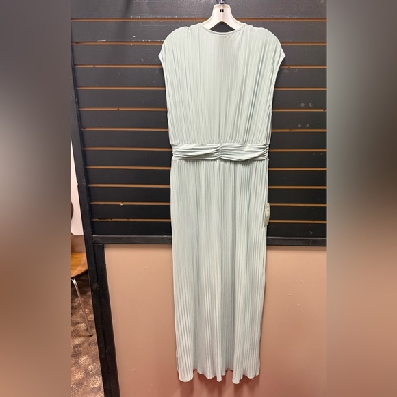 Elegant sage Green Pleated Dress - Picture 3 of 3